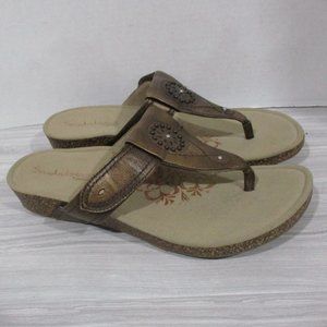 AETREX DISPLAY PAIR-NEVER WORN! ADJUSTABLE STRAP, TOE POST SANDALS!